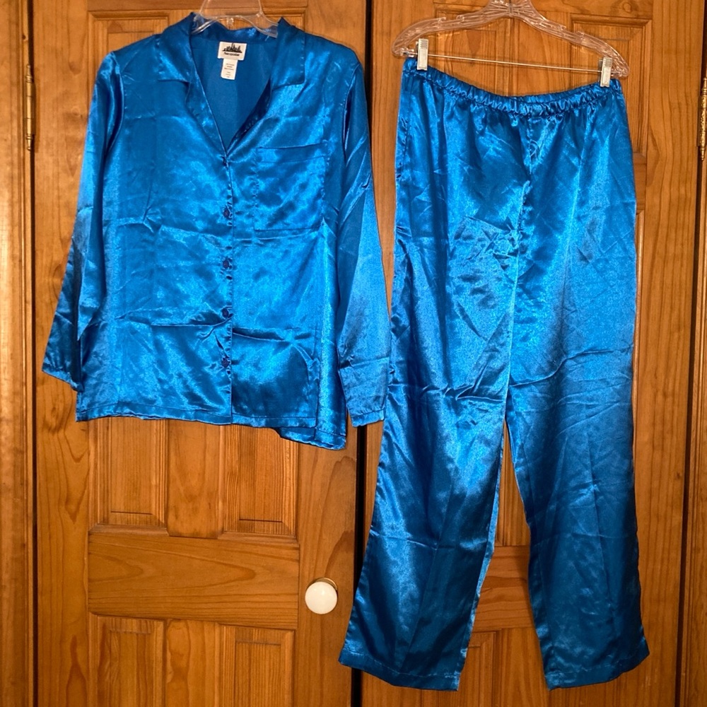 NWOT Metropolitan Vintage 90s Polyester Satin Pajama Set Blue Size L